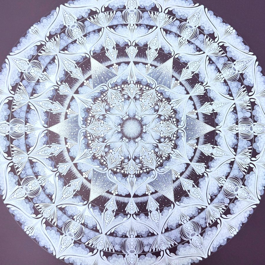 白の曼荼羅 - 白と銀の繊細な曼荼羅アート